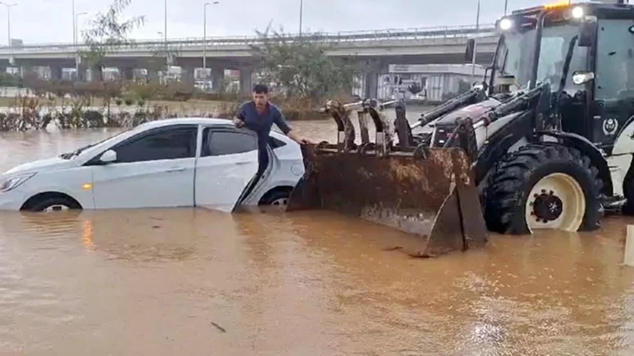 Manavgat’ta Sağanak Felaketi! Evler ve İşyerleri Sular Altında